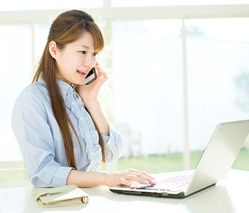 女性が電話している写真